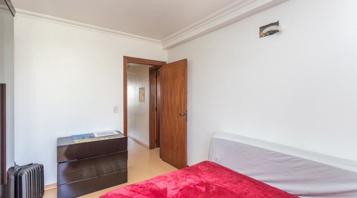 Casa em Condomínio à venda com 385m², 3 dormitórios, 1 suíte, 2 vagas, no bairro Cristal em Porto Alegre