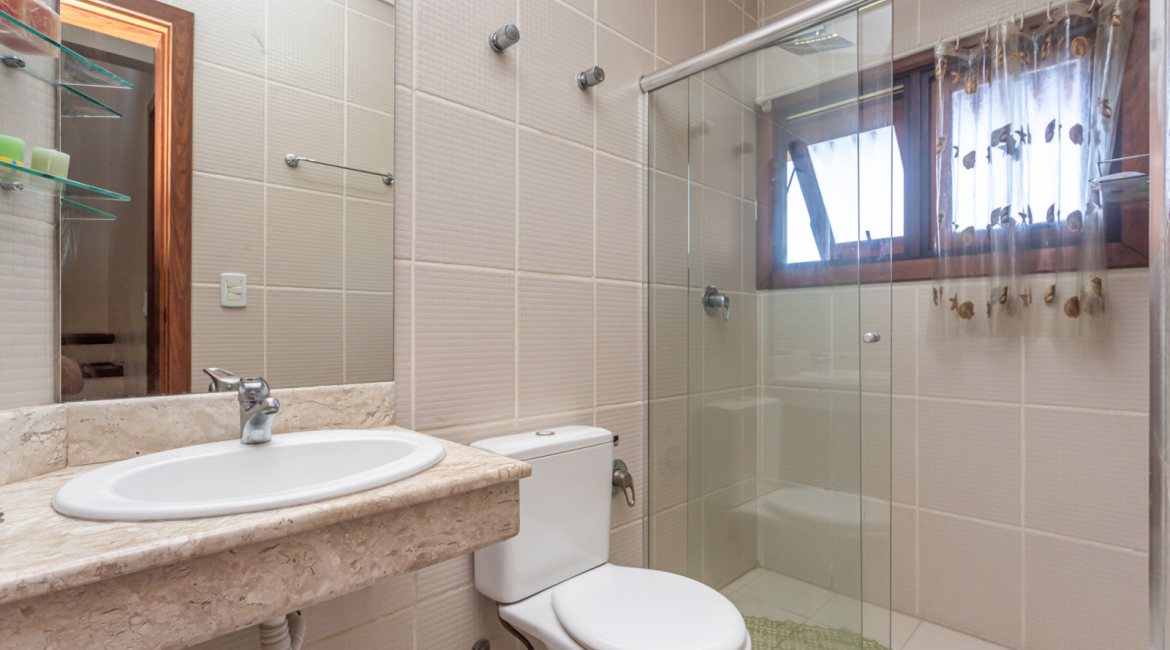 Casa em Condomínio à venda com 385m², 3 dormitórios, 1 suíte, 2 vagas, no bairro Cristal em Porto Alegre