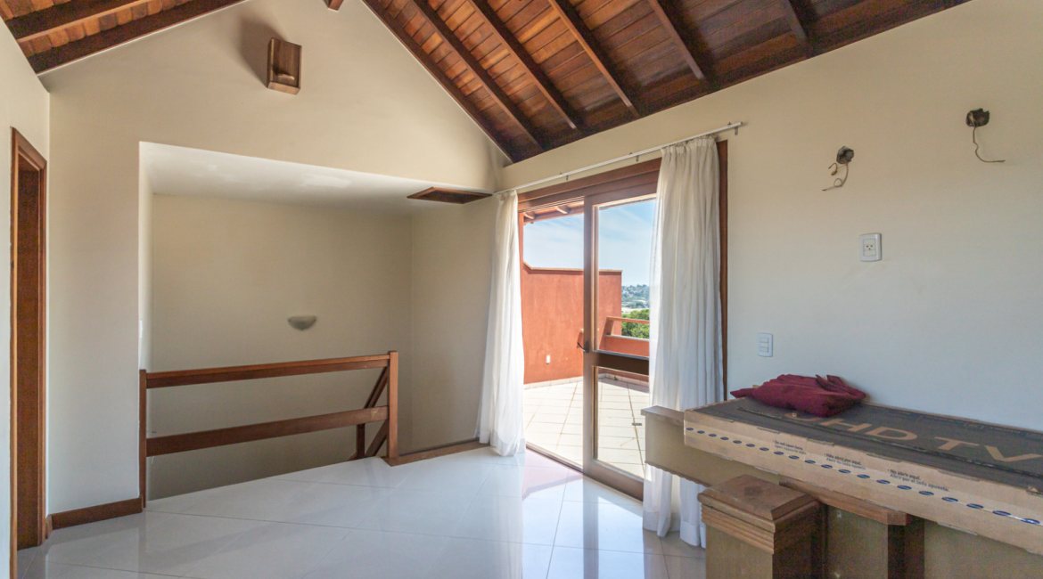 Casa em Condomínio à venda com 385m², 3 dormitórios, 1 suíte, 2 vagas, no bairro Cristal em Porto Alegre