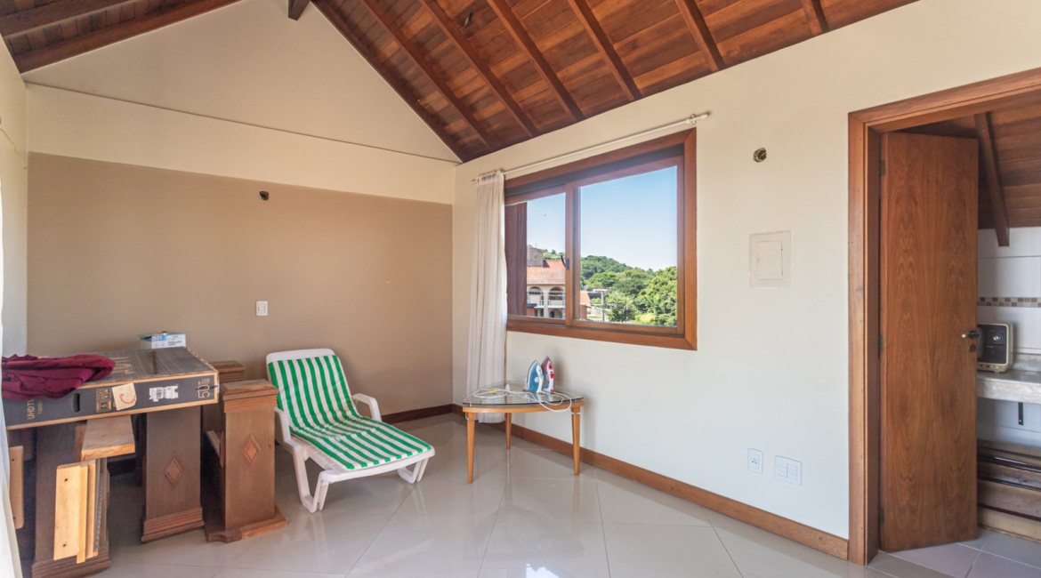 Casa em Condomínio à venda com 385m², 3 dormitórios, 1 suíte, 2 vagas, no bairro Cristal em Porto Alegre