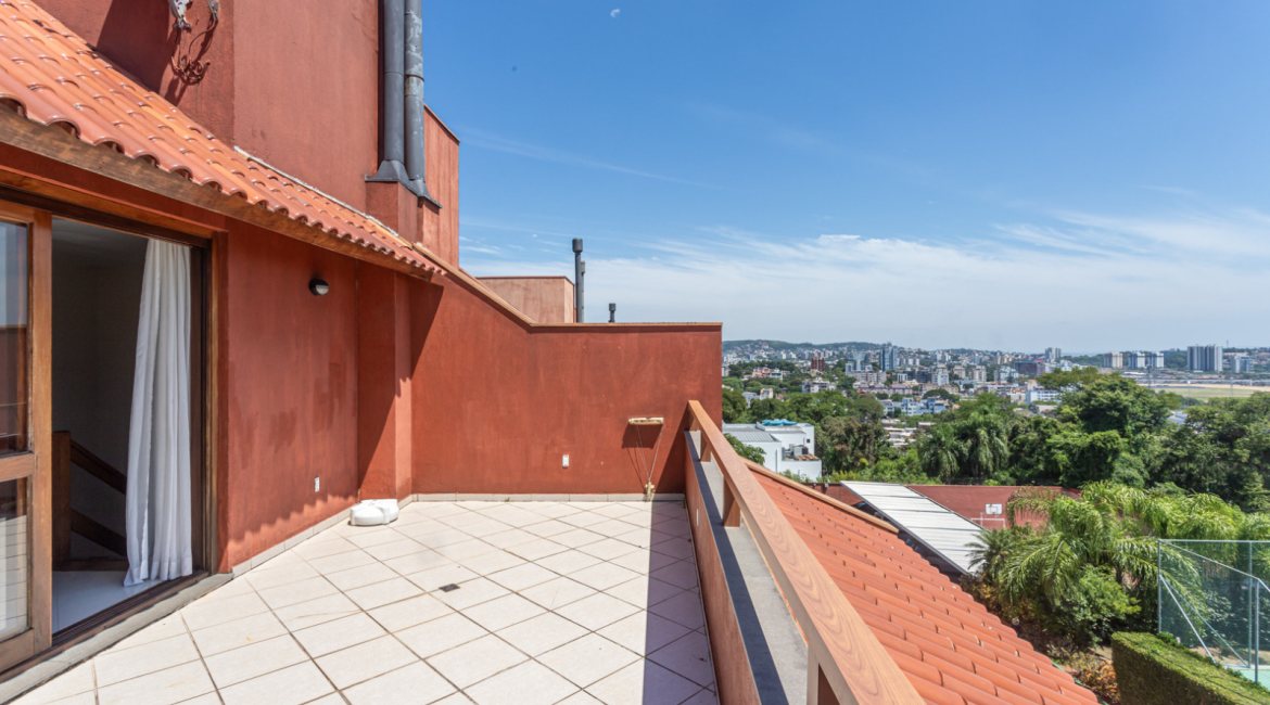 Casa em Condomínio à venda com 385m², 3 dormitórios, 1 suíte, 2 vagas, no bairro Cristal em Porto Alegre