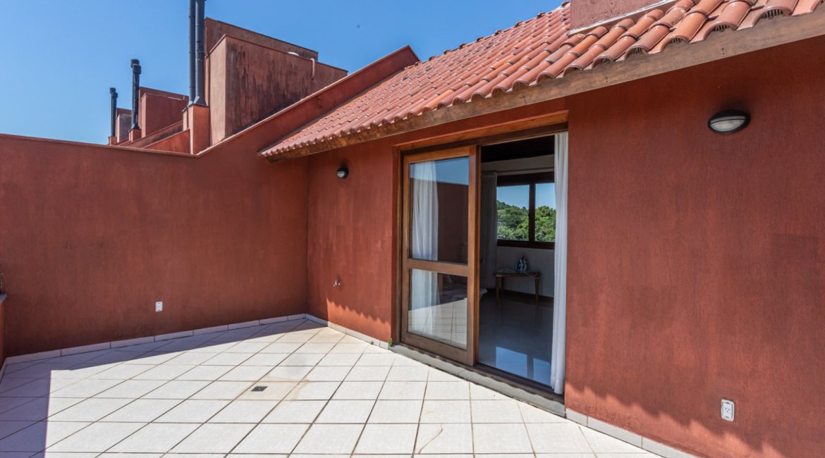 Casa em Condomínio à venda com 385m², 3 dormitórios, 1 suíte, 2 vagas, no bairro Cristal em Porto Alegre