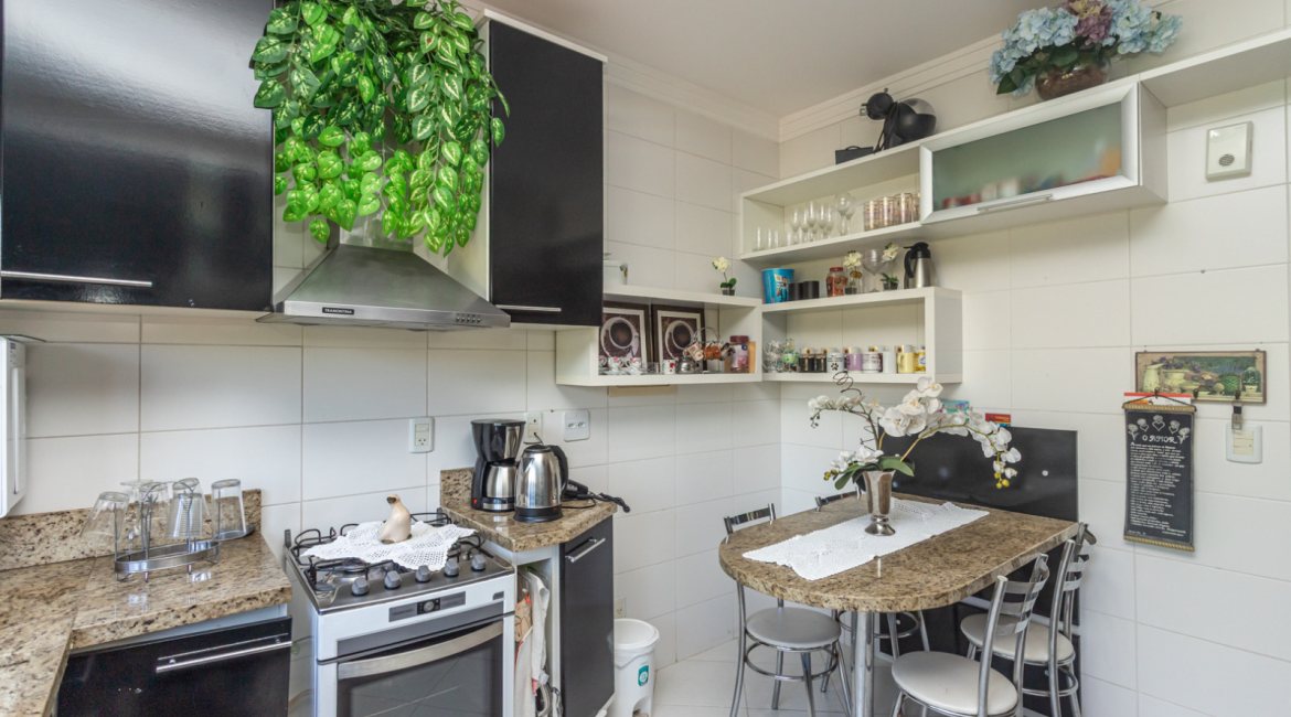 Casa em Condomínio à venda com 385m², 3 dormitórios, 1 suíte, 2 vagas, no bairro Cristal em Porto Alegre