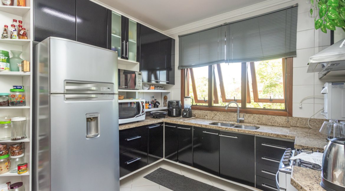 Casa em Condomínio à venda com 385m², 3 dormitórios, 1 suíte, 2 vagas, no bairro Cristal em Porto Alegre