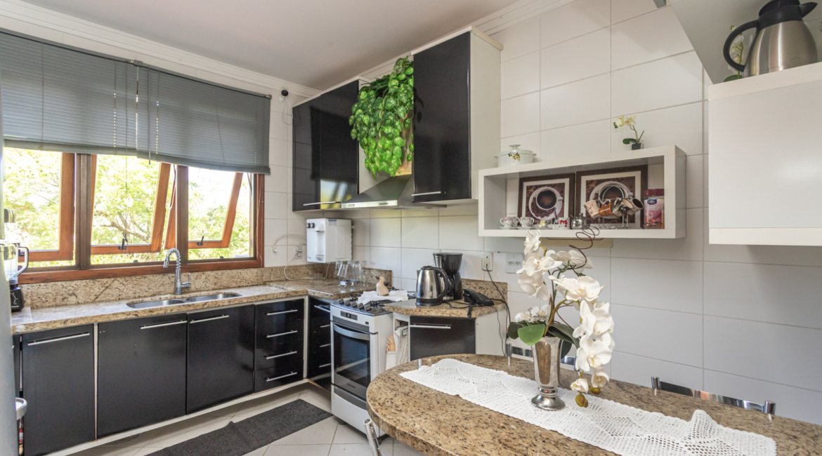 Casa em Condomínio à venda com 385m², 3 dormitórios, 1 suíte, 2 vagas, no bairro Cristal em Porto Alegre