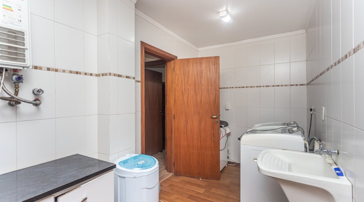 Casa em Condomínio à venda com 385m², 3 dormitórios, 1 suíte, 2 vagas, no bairro Cristal em Porto Alegre