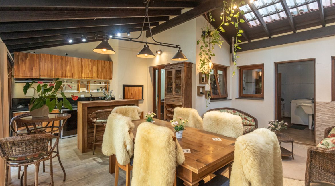 Casa em Condomínio à venda com 385m², 3 dormitórios, 1 suíte, 2 vagas, no bairro Cristal em Porto Alegre