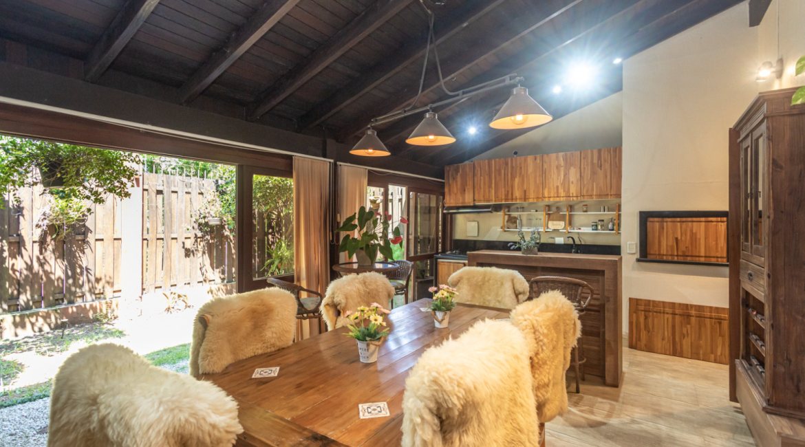 Casa em Condomínio à venda com 385m², 3 dormitórios, 1 suíte, 2 vagas, no bairro Cristal em Porto Alegre