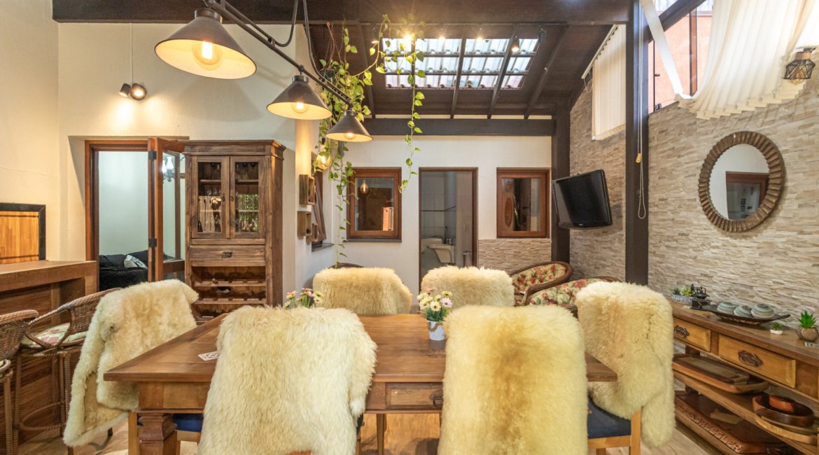 Casa em Condomínio à venda com 385m², 3 dormitórios, 1 suíte, 2 vagas, no bairro Cristal em Porto Alegre