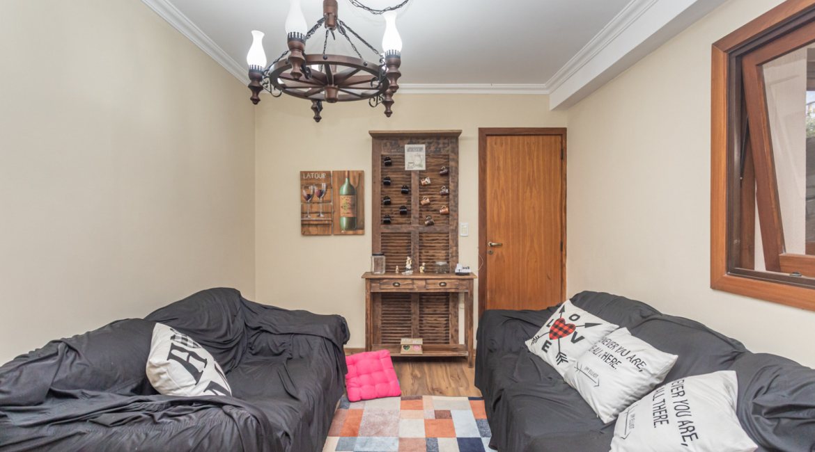 Casa em Condomínio à venda com 385m², 3 dormitórios, 1 suíte, 2 vagas, no bairro Cristal em Porto Alegre