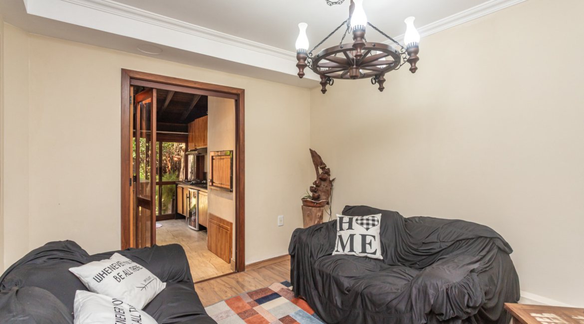 Casa em Condomínio à venda com 385m², 3 dormitórios, 1 suíte, 2 vagas, no bairro Cristal em Porto Alegre