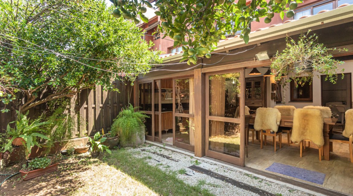 Casa em Condomínio à venda com 385m², 3 dormitórios, 1 suíte, 2 vagas, no bairro Cristal em Porto Alegre