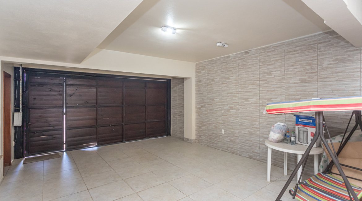 Casa em Condomínio à venda com 385m², 3 dormitórios, 1 suíte, 2 vagas, no bairro Cristal em Porto Alegre