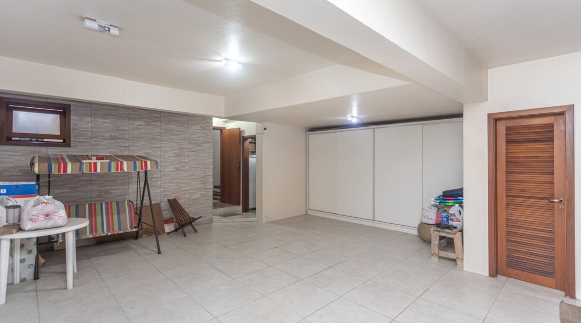 Casa em Condomínio à venda com 385m², 3 dormitórios, 1 suíte, 2 vagas, no bairro Cristal em Porto Alegre