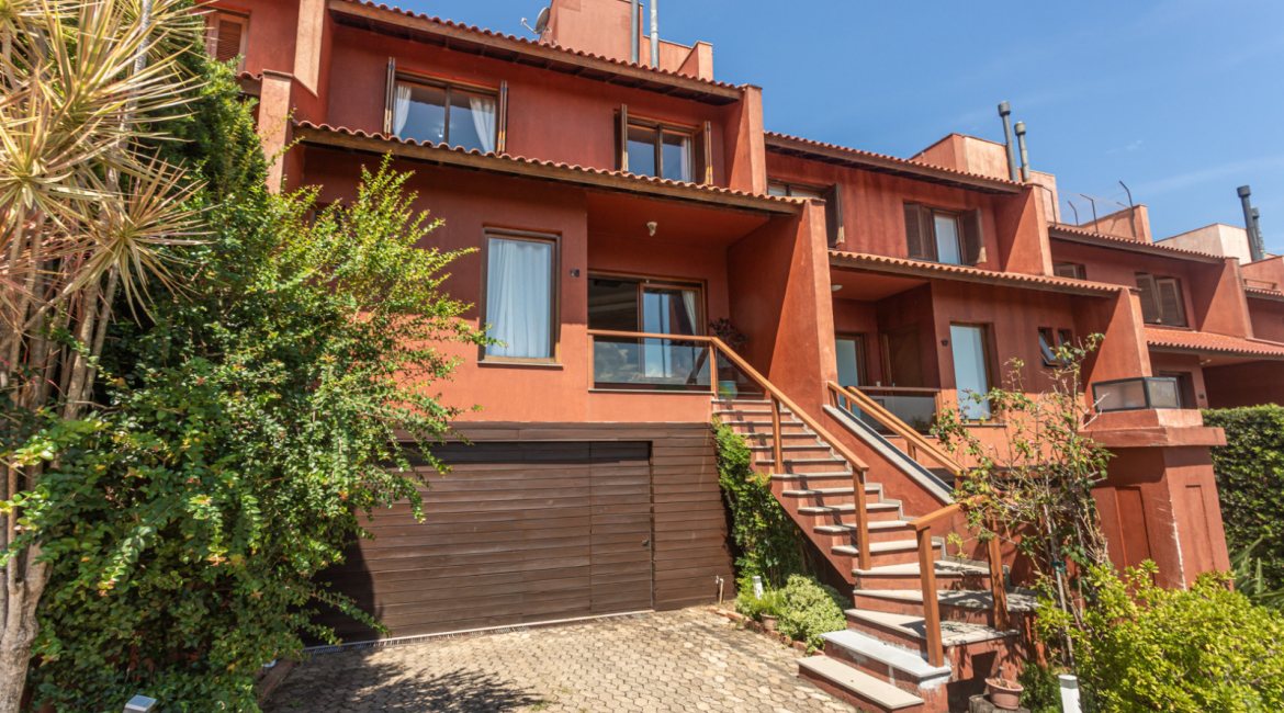 Casa em Condomínio à venda com 385m², 3 dormitórios, 1 suíte, 2 vagas, no bairro Cristal em Porto Alegre