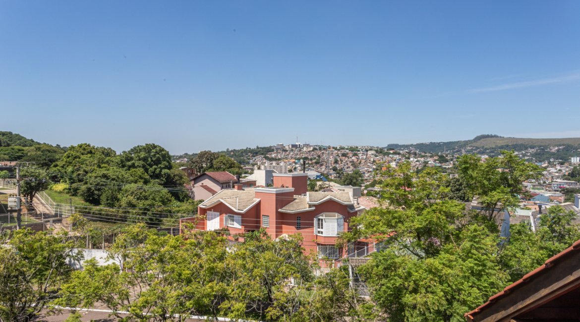 Casa em Condomínio à venda com 385m², 3 dormitórios, 1 suíte, 2 vagas, no bairro Cristal em Porto Alegre