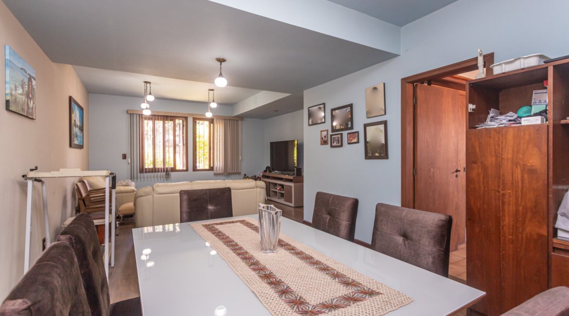 Casa à venda com 230m², 4 dormitórios, 1 suíte, 2 vagas, no bairro Vila Assunção em Porto Alegre