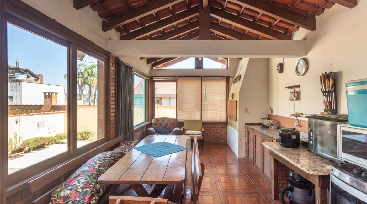 Casa à venda com 230m², 4 dormitórios, 1 suíte, 2 vagas, no bairro Vila Assunção em Porto Alegre