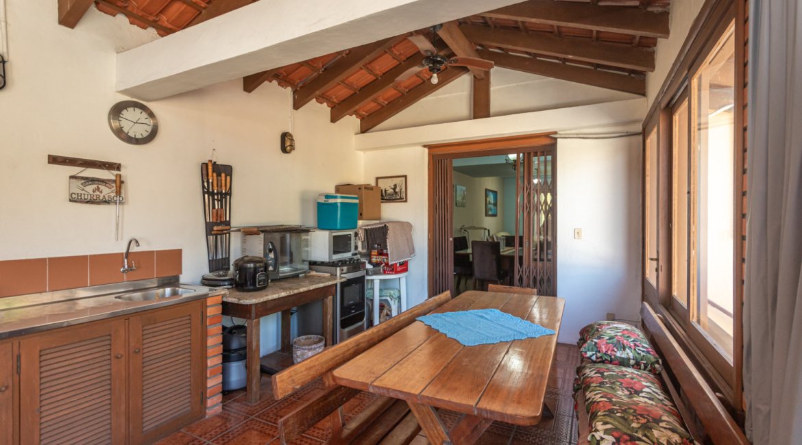 Casa à venda com 230m², 4 dormitórios, 1 suíte, 2 vagas, no bairro Vila Assunção em Porto Alegre