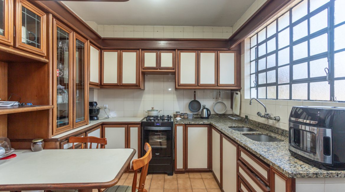 Casa à venda com 230m², 4 dormitórios, 1 suíte, 2 vagas, no bairro Vila Assunção em Porto Alegre