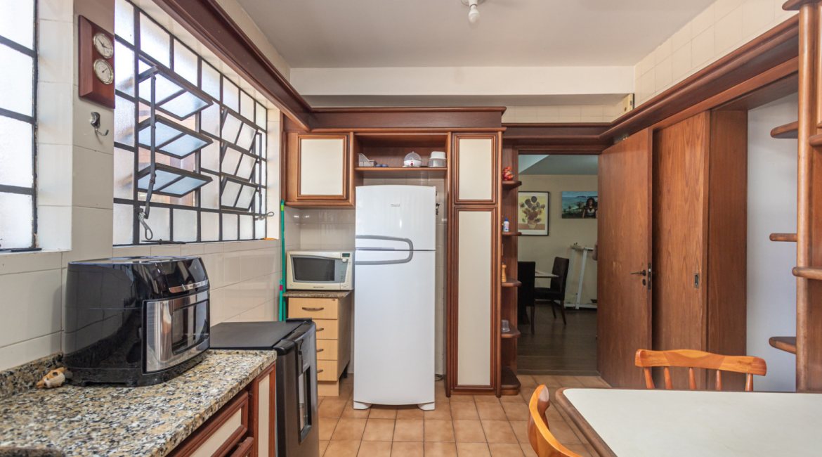 Casa à venda com 230m², 4 dormitórios, 1 suíte, 2 vagas, no bairro Vila Assunção em Porto Alegre