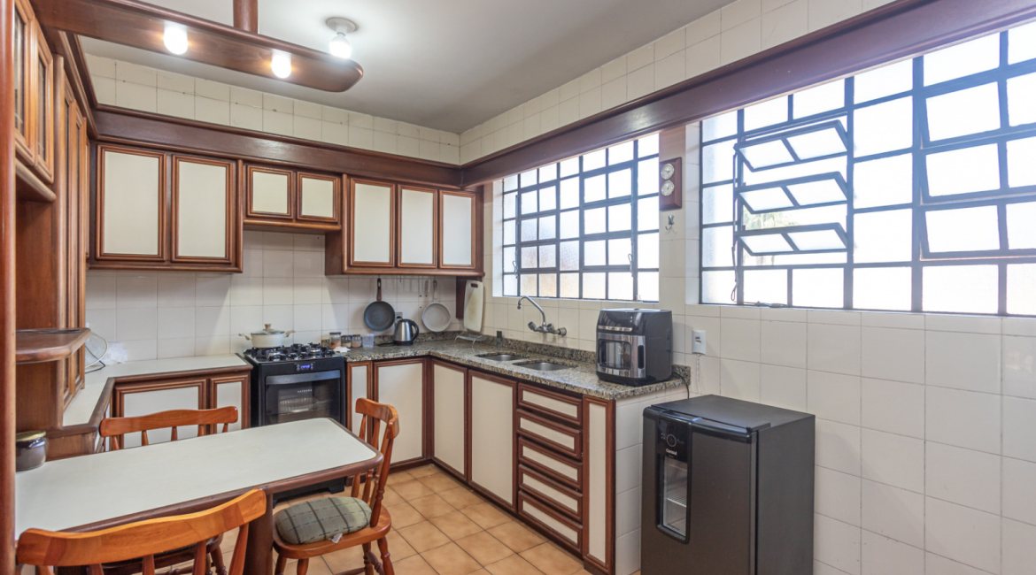 Casa à venda com 230m², 4 dormitórios, 1 suíte, 2 vagas, no bairro Vila Assunção em Porto Alegre