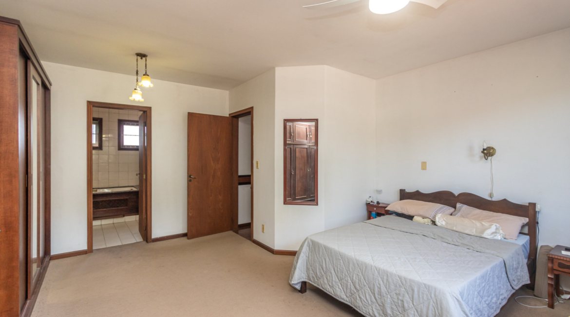 Casa à venda com 230m², 4 dormitórios, 1 suíte, 2 vagas, no bairro Vila Assunção em Porto Alegre