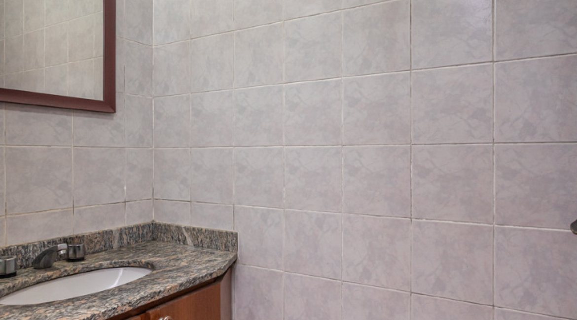 Casa à venda com 230m², 4 dormitórios, 1 suíte, 2 vagas, no bairro Vila Assunção em Porto Alegre