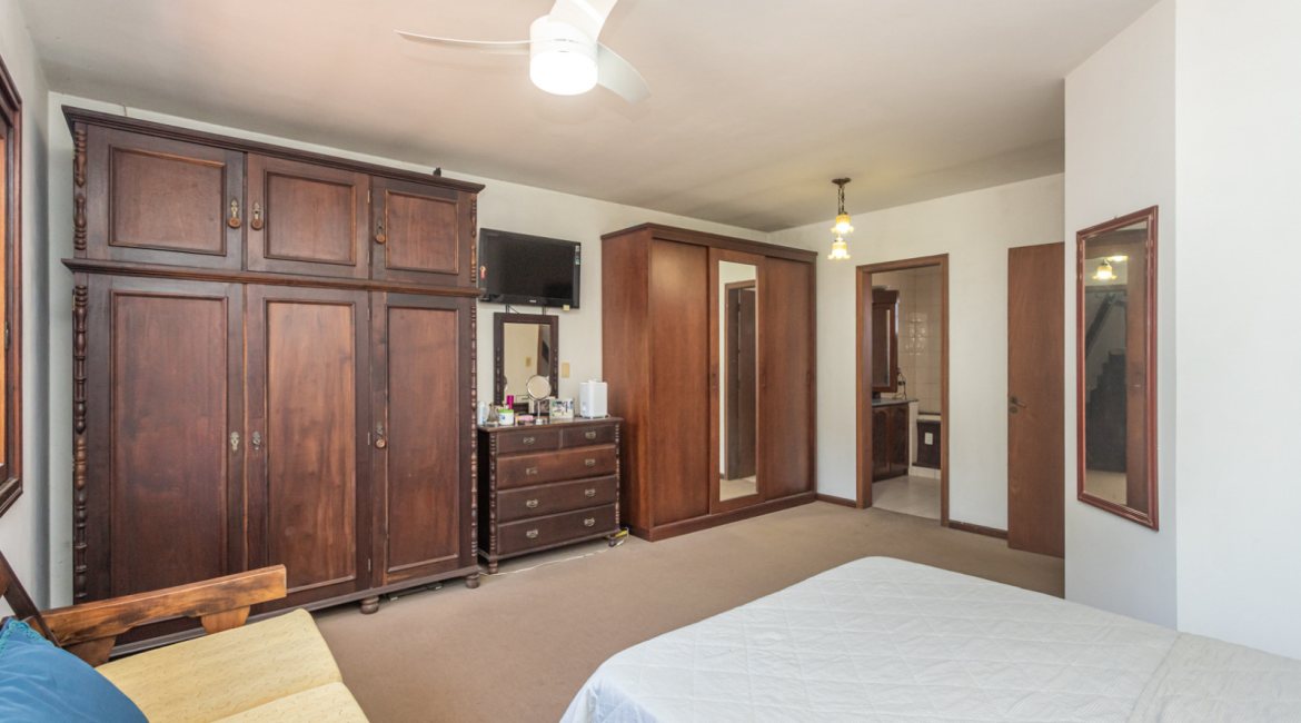 Casa à venda com 230m², 4 dormitórios, 1 suíte, 2 vagas, no bairro Vila Assunção em Porto Alegre