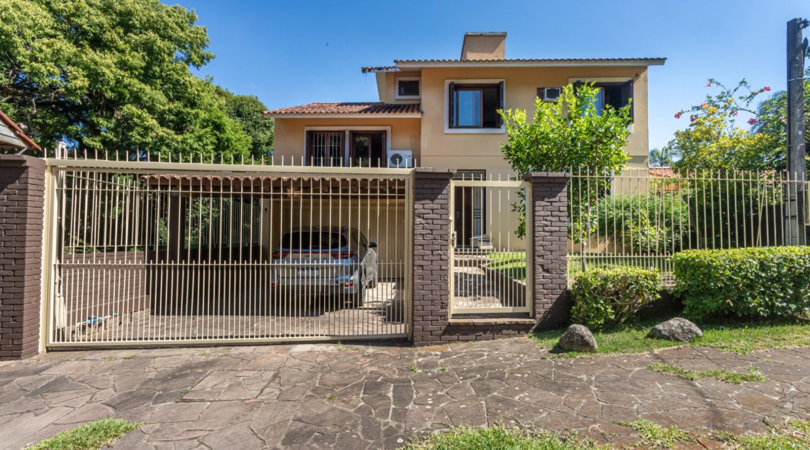 Casa à venda com 230m², 4 dormitórios, 1 suíte, 2 vagas, no bairro Vila Assunção em Porto Alegre