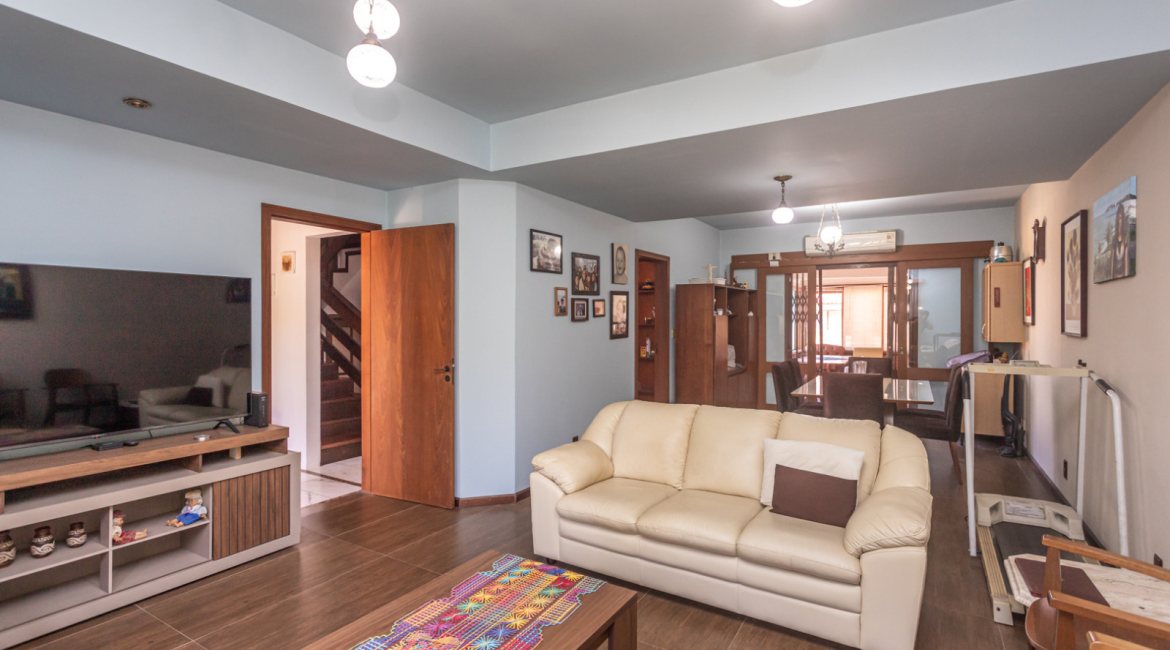 Casa à venda com 230m², 4 dormitórios, 1 suíte, 2 vagas, no bairro Vila Assunção em Porto Alegre