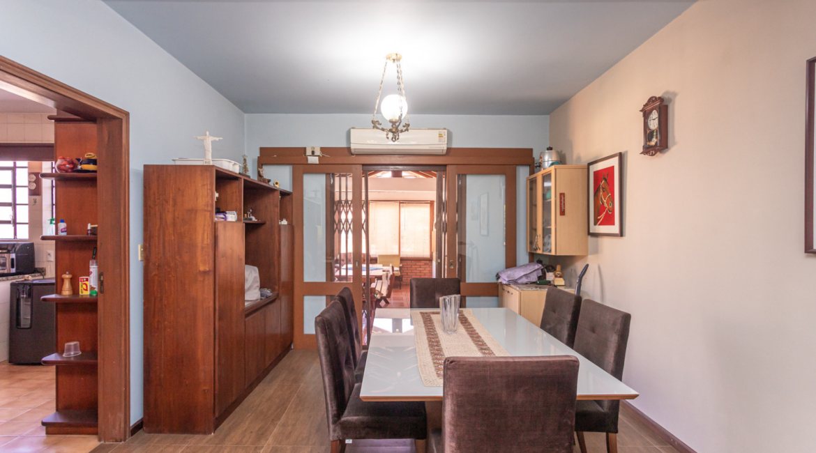 Casa à venda com 230m², 4 dormitórios, 1 suíte, 2 vagas, no bairro Vila Assunção em Porto Alegre