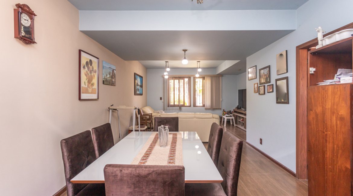 Casa à venda com 230m², 4 dormitórios, 1 suíte, 2 vagas, no bairro Vila Assunção em Porto Alegre