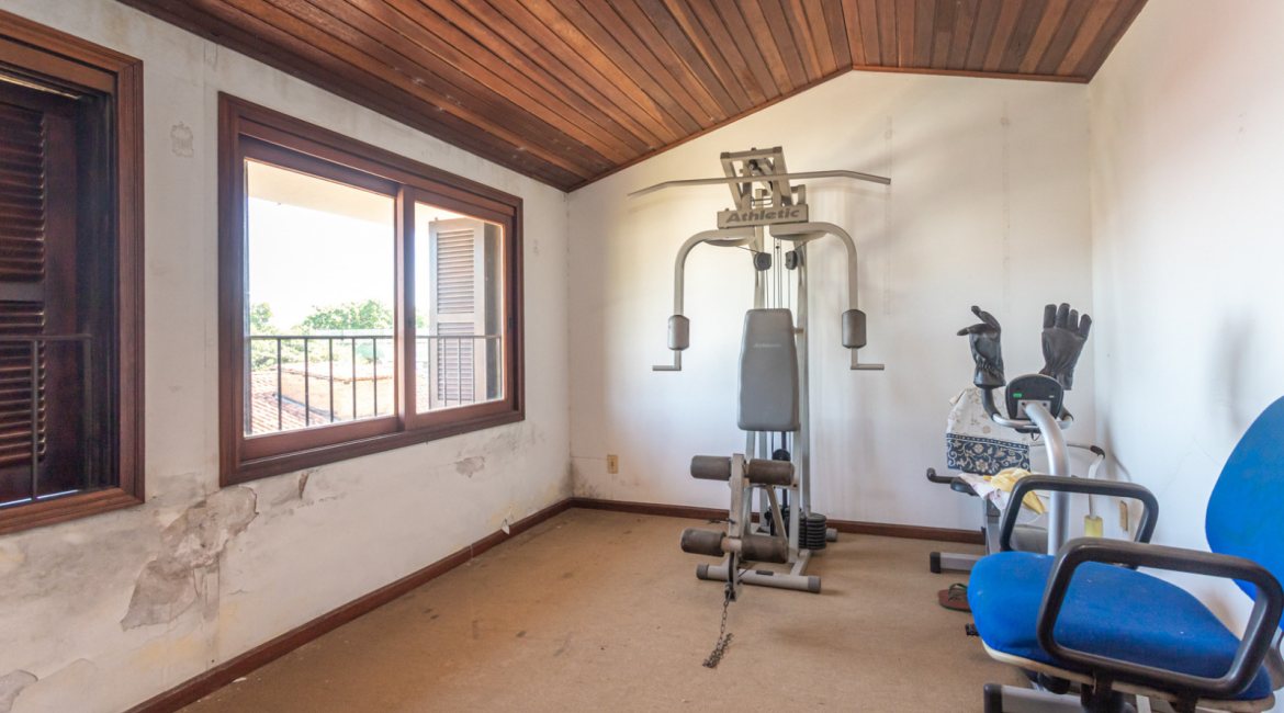 Casa à venda com 230m², 4 dormitórios, 1 suíte, 2 vagas, no bairro Vila Assunção em Porto Alegre