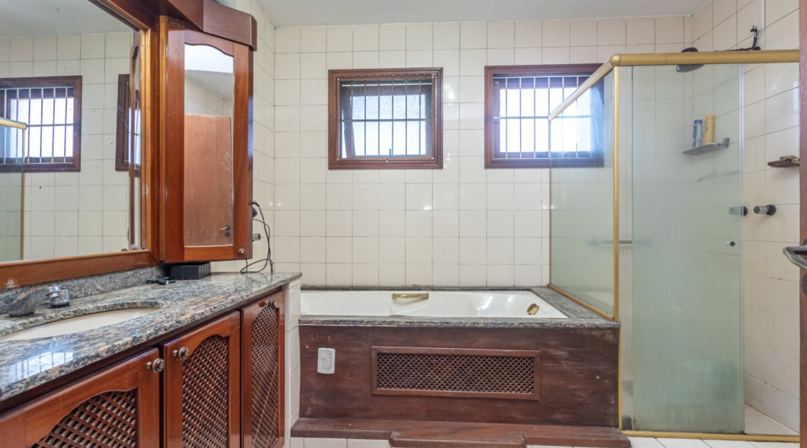 Casa à venda com 230m², 4 dormitórios, 1 suíte, 2 vagas, no bairro Vila Assunção em Porto Alegre