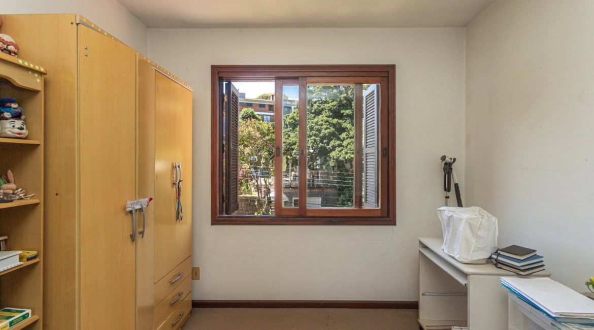 Casa à venda com 230m², 4 dormitórios, 1 suíte, 2 vagas, no bairro Vila Assunção em Porto Alegre