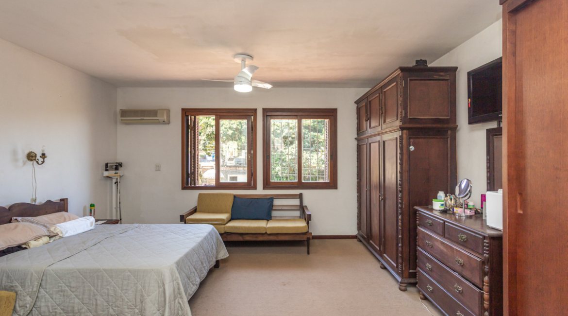 Casa à venda com 230m², 4 dormitórios, 1 suíte, 2 vagas, no bairro Vila Assunção em Porto Alegre