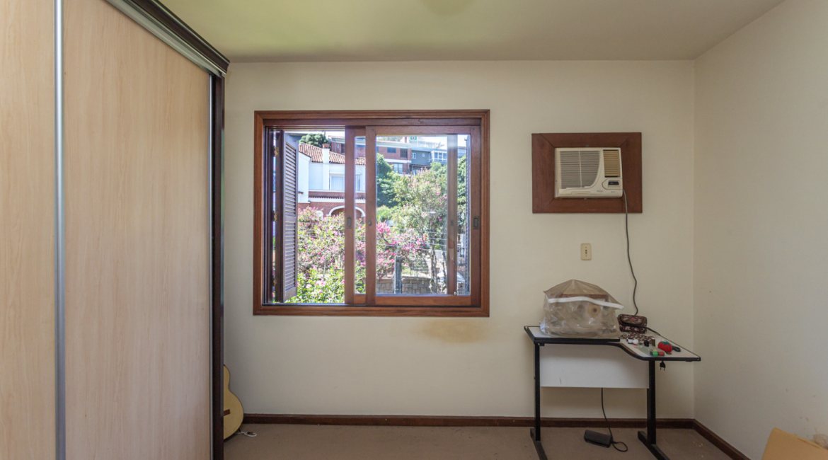 Casa à venda com 230m², 4 dormitórios, 1 suíte, 2 vagas, no bairro Vila Assunção em Porto Alegre