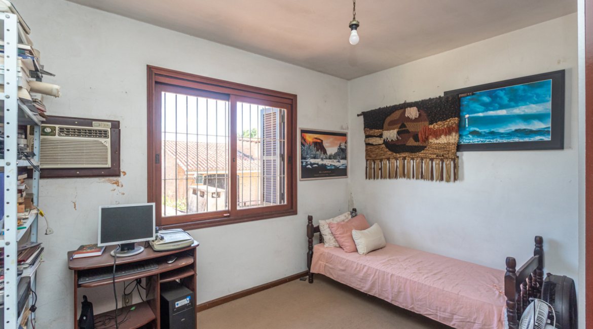 Casa à venda com 230m², 4 dormitórios, 1 suíte, 2 vagas, no bairro Vila Assunção em Porto Alegre