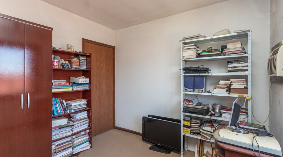 Casa à venda com 230m², 4 dormitórios, 1 suíte, 2 vagas, no bairro Vila Assunção em Porto Alegre