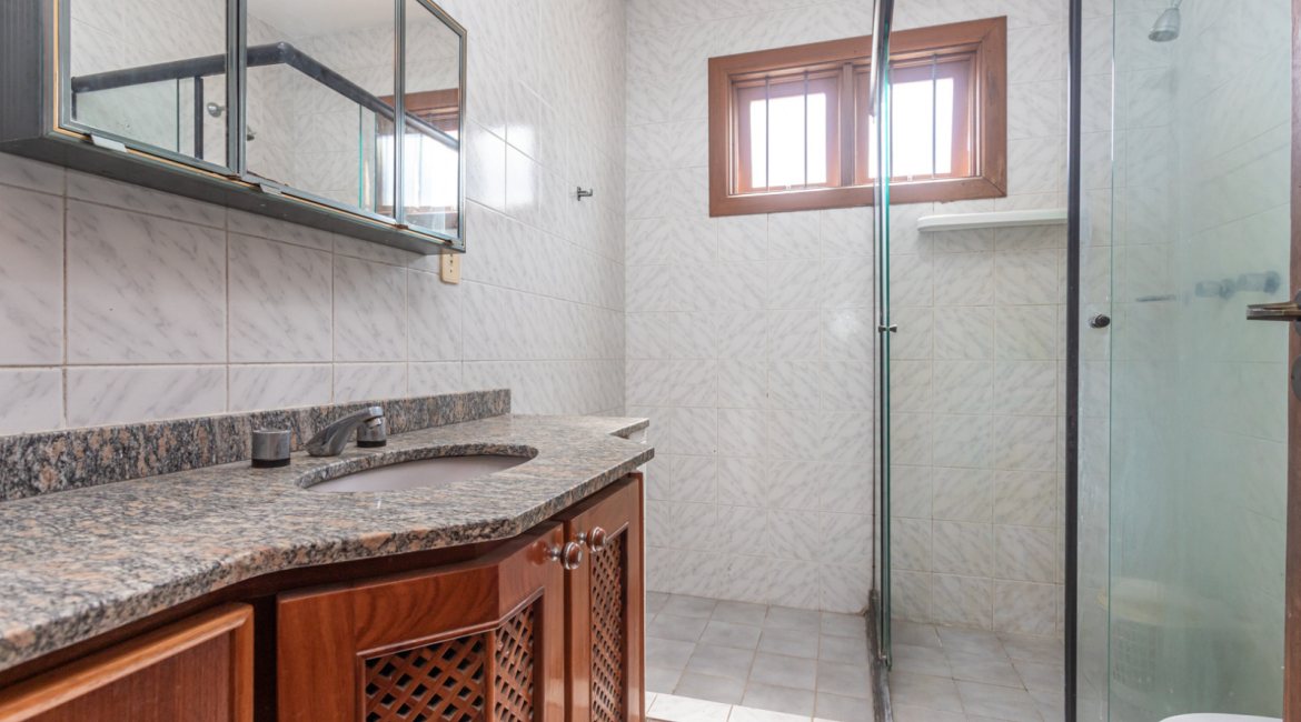 Casa à venda com 230m², 4 dormitórios, 1 suíte, 2 vagas, no bairro Vila Assunção em Porto Alegre