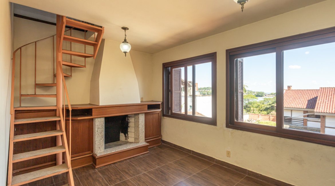 Casa à venda com 230m², 4 dormitórios, 1 suíte, 2 vagas, no bairro Vila Assunção em Porto Alegre