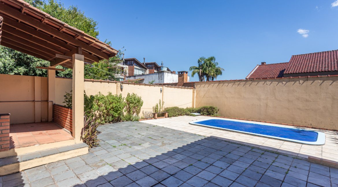 Casa à venda com 230m², 4 dormitórios, 1 suíte, 2 vagas, no bairro Vila Assunção em Porto Alegre