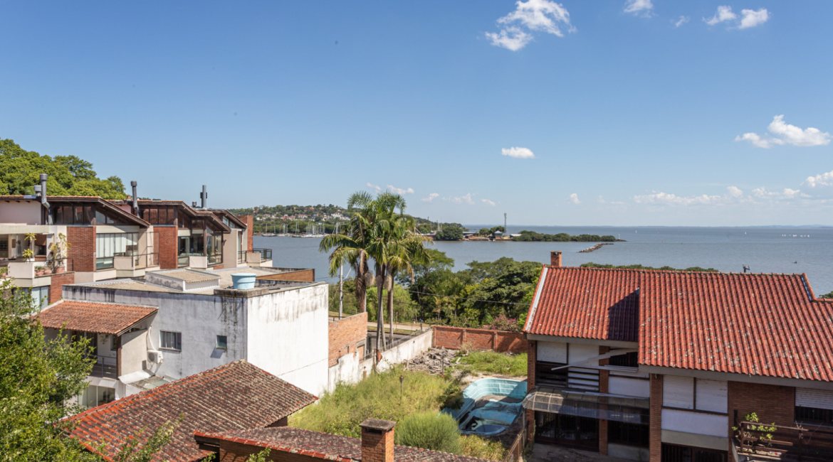 Casa à venda com 230m², 4 dormitórios, 1 suíte, 2 vagas, no bairro Vila Assunção em Porto Alegre