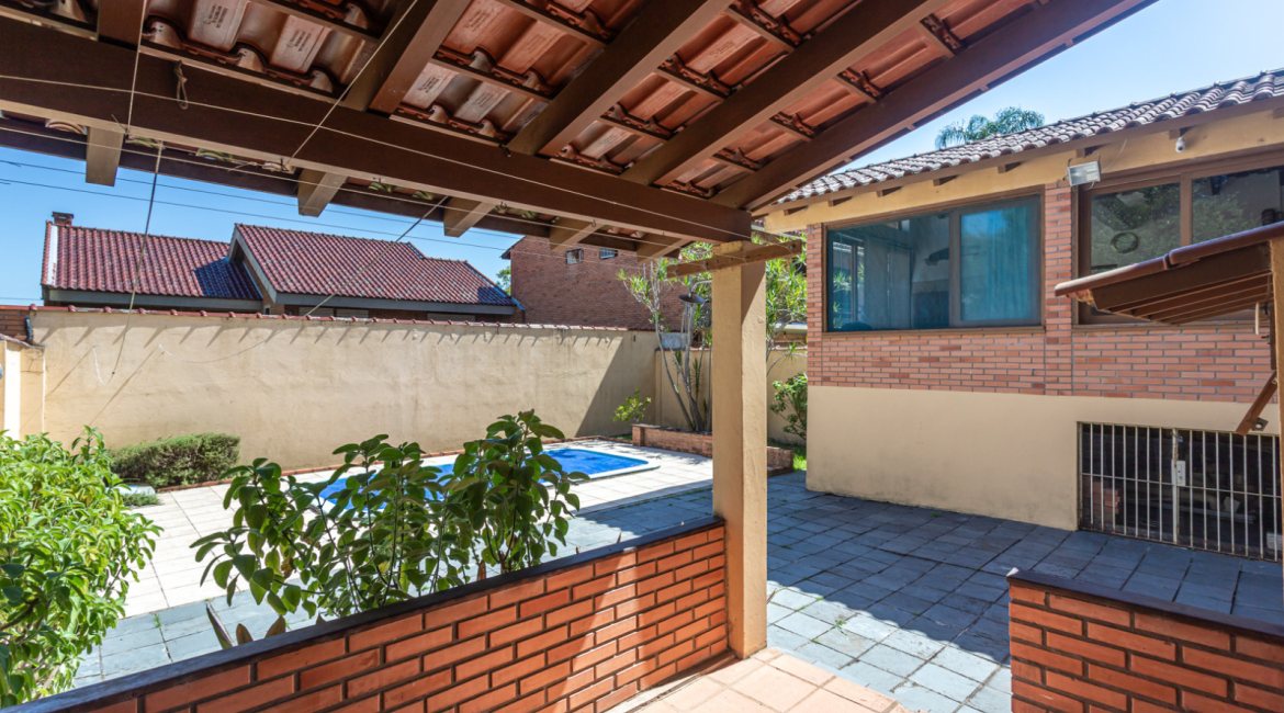 Casa à venda com 230m², 4 dormitórios, 1 suíte, 2 vagas, no bairro Vila Assunção em Porto Alegre