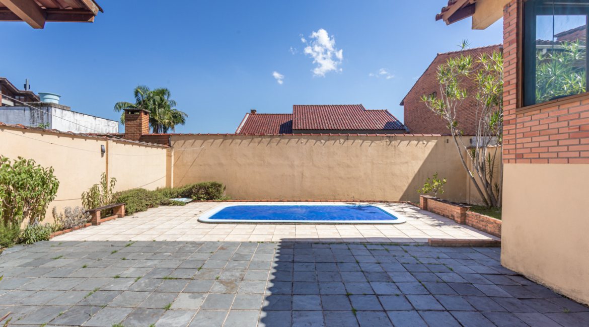 Casa à venda com 230m², 4 dormitórios, 1 suíte, 2 vagas, no bairro Vila Assunção em Porto Alegre