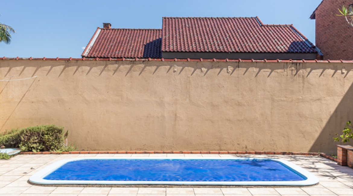 Casa à venda com 230m², 4 dormitórios, 1 suíte, 2 vagas, no bairro Vila Assunção em Porto Alegre