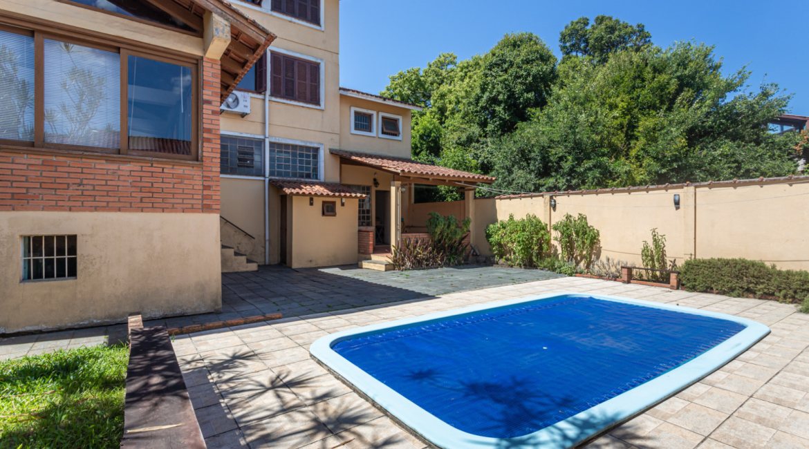 Casa à venda com 230m², 4 dormitórios, 1 suíte, 2 vagas, no bairro Vila Assunção em Porto Alegre