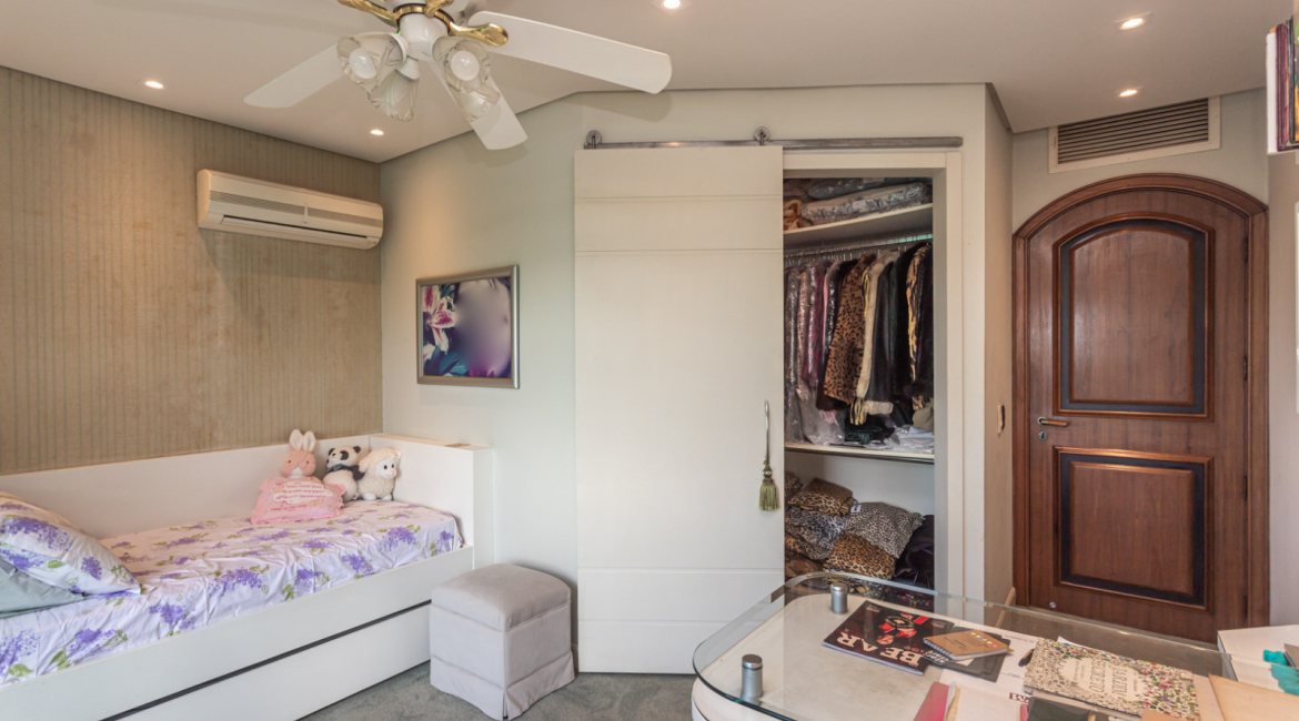 Casa em Condomínio à venda com 498m², 3 dormitórios, 1 suíte, 6 vagas, no bairro Cavalhada em PORTO ALEGRE