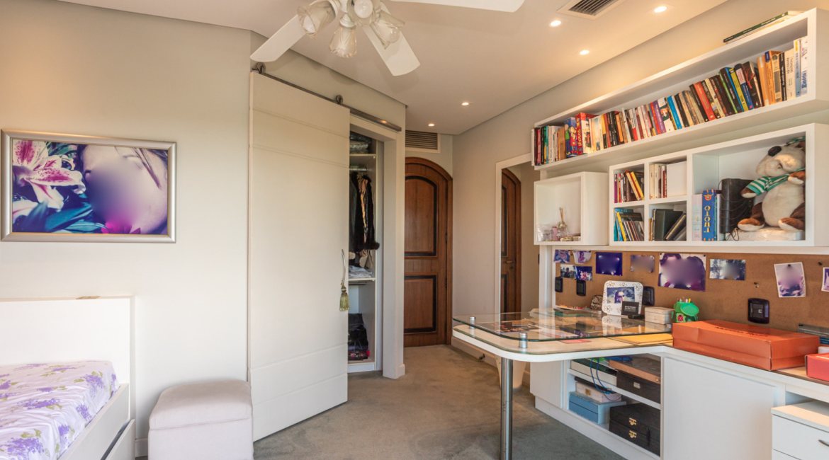 Casa em Condomínio à venda com 498m², 3 dormitórios, 1 suíte, 6 vagas, no bairro Cavalhada em PORTO ALEGRE